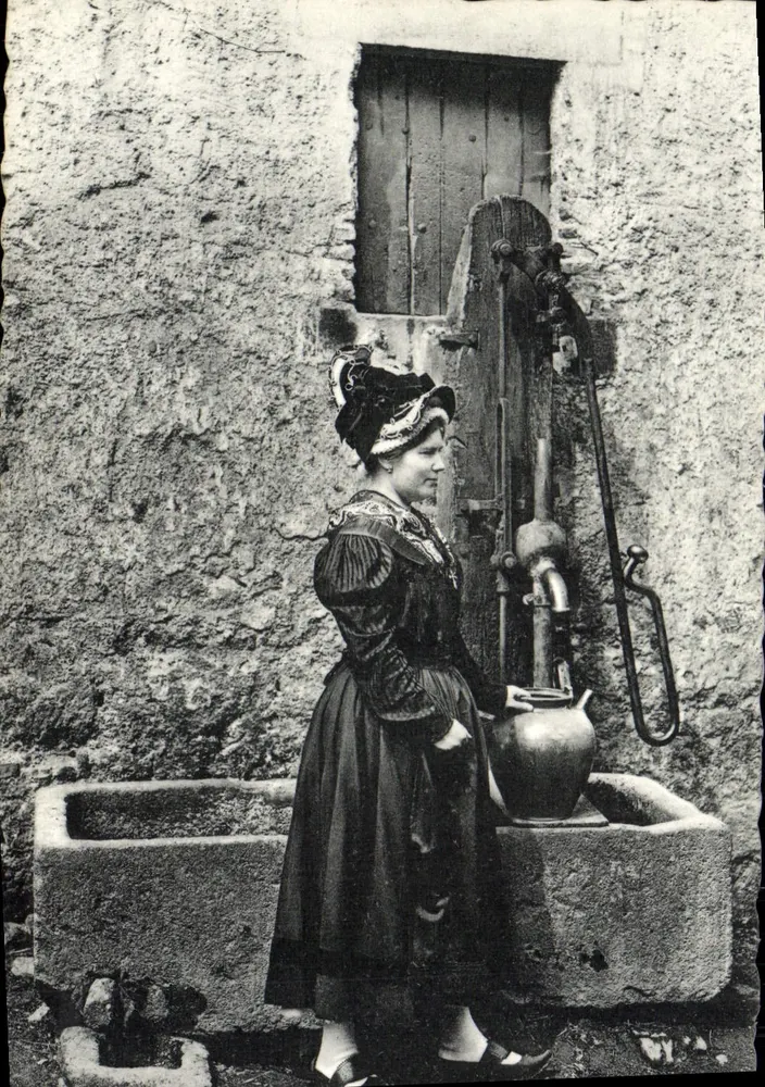 Mulher ao lado da bomba de água — Bourbouanne — Galeries Bourbonnaise - Frente