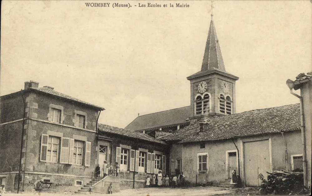 Woimbey (Meuse) — Die Schulen und die Gemeindehalle mit Kirche mit Turm - Vorderseite