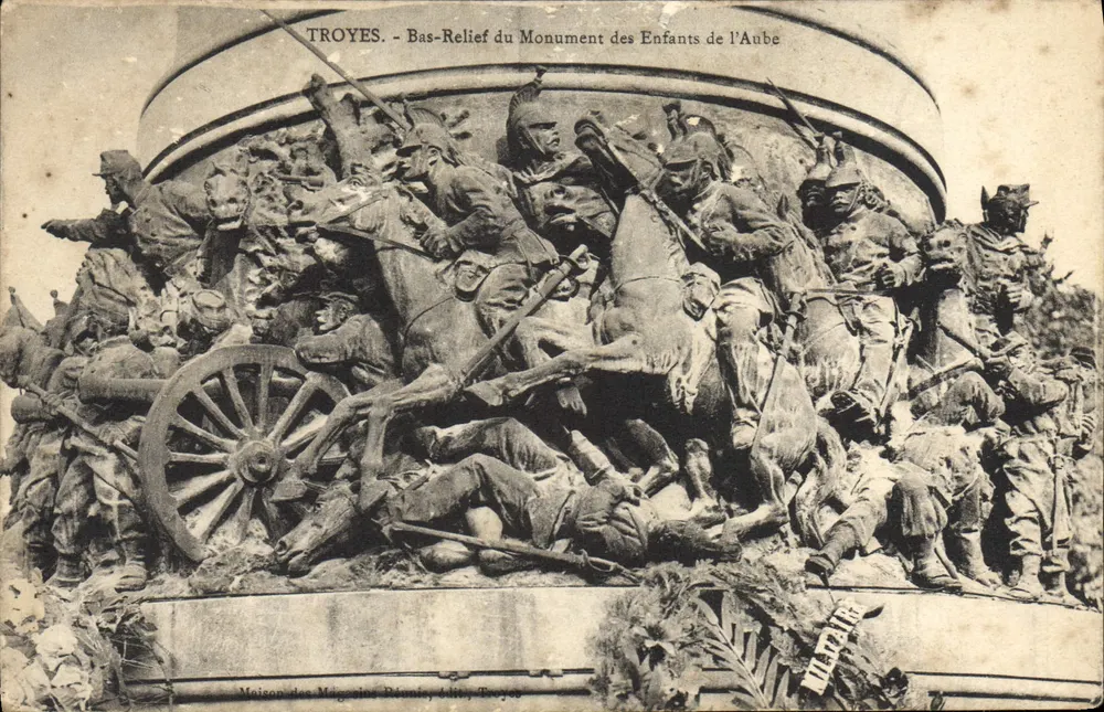 Troyes — Relief des Denkmals der Kinder der Aube — Maison des Magasins Piénié, TROYES - Vorderseite