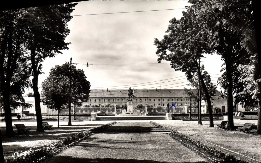 Thézgur — Platz mit Statue des Marschalls Foch — Éditions Moderne JAC - Limoges - Vorderseite
