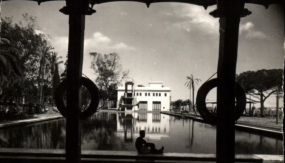 Schwimmbecken und Gebäude in Como — Fotoreproduktion — Dranner & C. Como, Nr. XVIII - Vorderseite