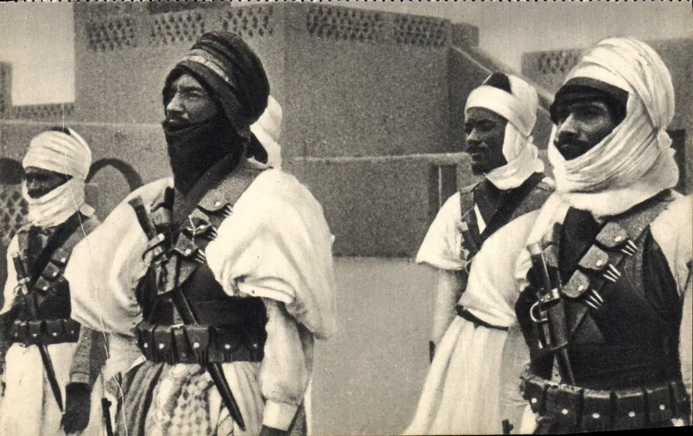 Méharistes — soldats à cheval en tenue traditionnelle — Georges Lang, Paris, n°5 - Frente