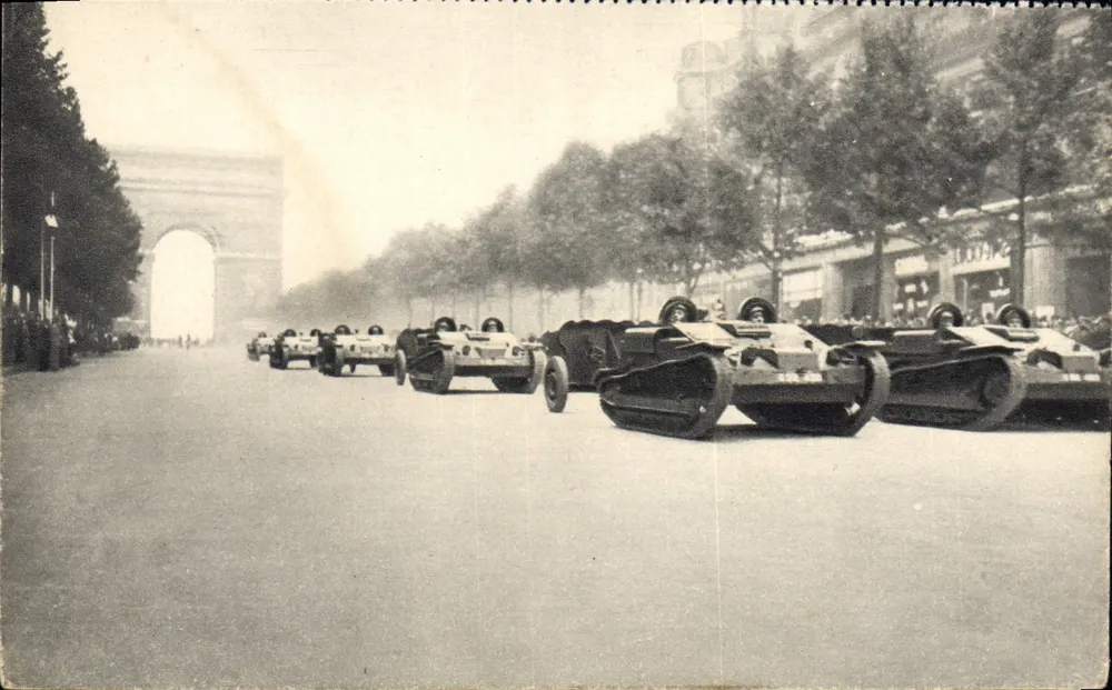 Parada de tanques de assalto diante do Arco do Triunfo — Georges Lang, Paris - Frente