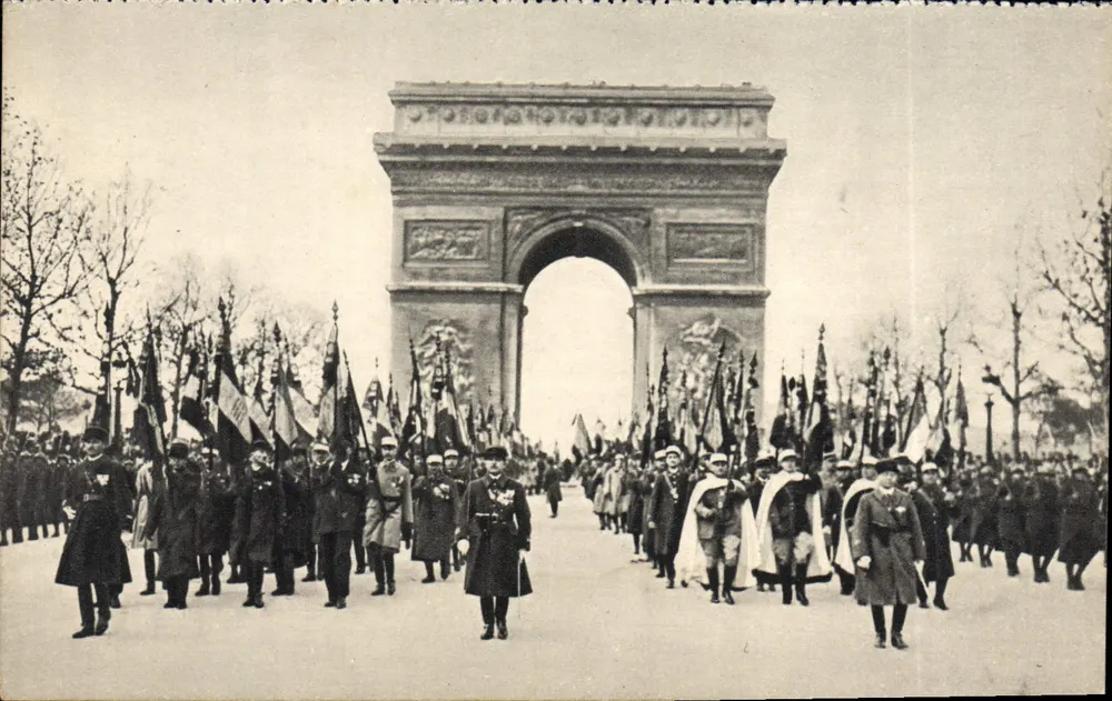 Paris — Militärmarsch unter dem Triumphbogen — Georges Lang, Verlag Paris - Vorderseite