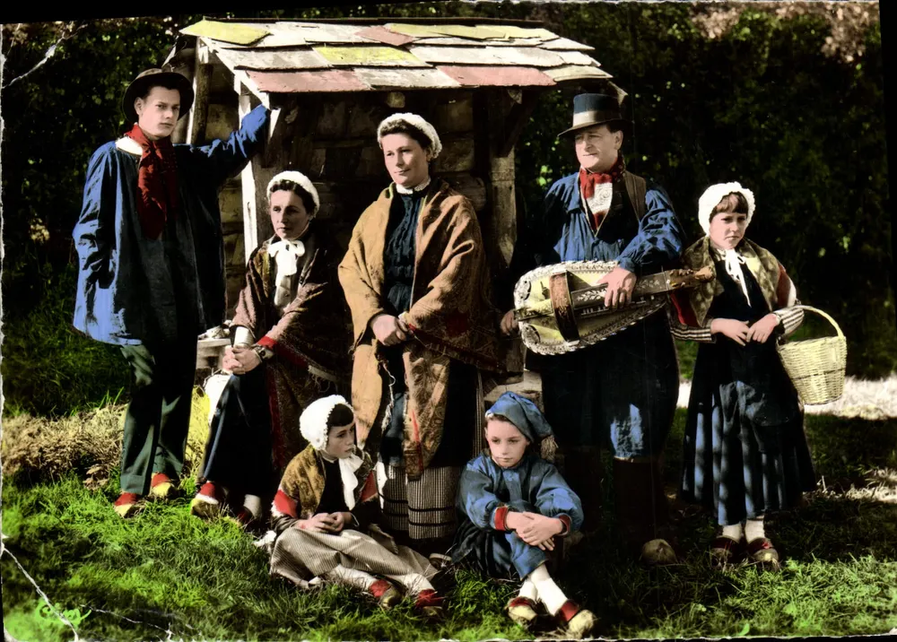 Famille Morvandelle — Szenen aus dem Leben in traditionellen Kostümen vor einem Holzhäuschen — Compièr GEDRUCKT AUF DER KARTE - Vorderseite