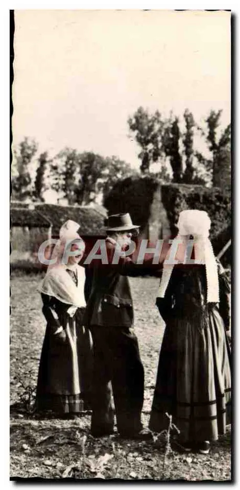Trois personnes en tenue traditionnelle — scène champêtre — Éditions Vieux Poitou - Frente