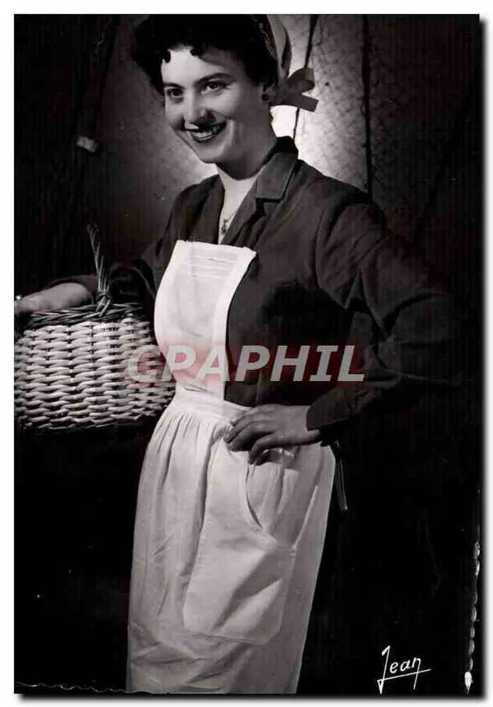 Donna sorridente con cesto in vimini — fotografia — Jean - Recto
