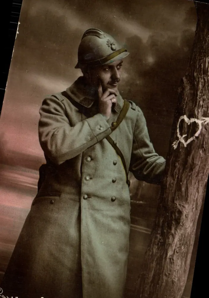 Soldat en uniforme — pose pensif près d'un arbre marqué d'un cœur — J. Tailhades, Paris - Recto