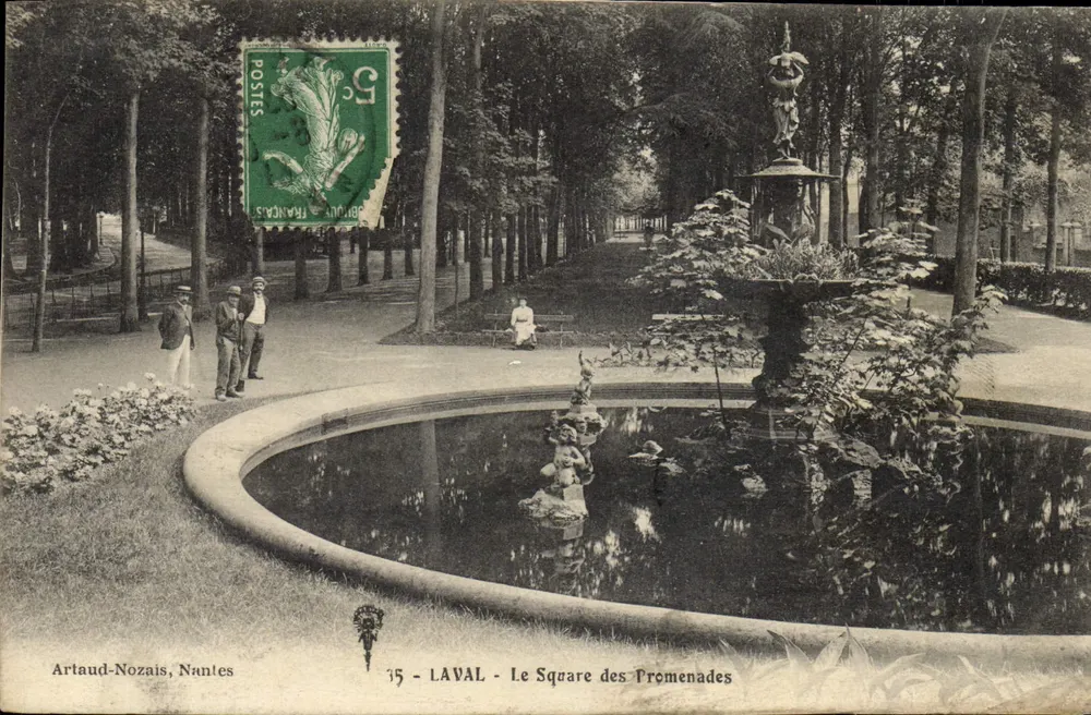 Laval - Le Square des Promenades — Fontaine ornée de statues, éditeur Artaud-Nozais, Nantes, n°15 - Frente