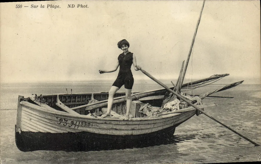 Auf der Strand — Frau im Badeanzug auf einem Boot — ND Fotografie n°550 - Vorderseite