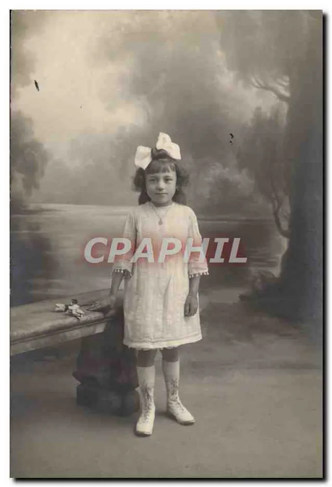 Meisje in witte jurk en laarzen — Foto Herinnering, Ivry-sur-Seine — uitgever Foto Herinnering - Voorkant