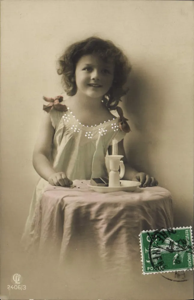 Petite fille en robe à nœuds — photo studio — Cécile, n° 2406/3 - Recto