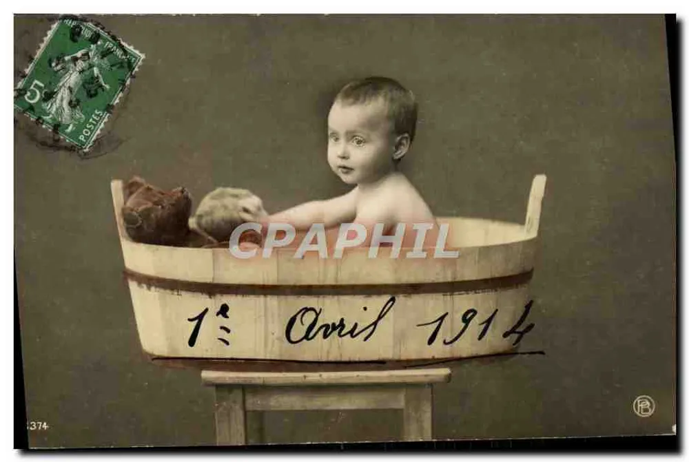 Baby in einem Holzbadezimmer — mit einem Stoffbären — Verlag E.R. Paris, Nr. 374 - Vorderseite