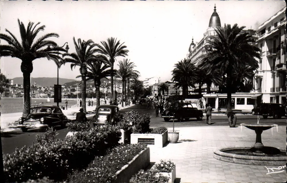 Cannes - La Croisette — vista da promenade com fonte e palmeiras — editor Mar. 4, boulevard de Cimiez - Frente