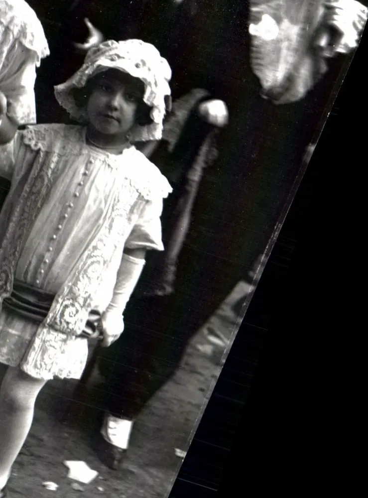 Menina pequena com traje da época — A Belle Époque — Edições J.-Jaurès - Frente