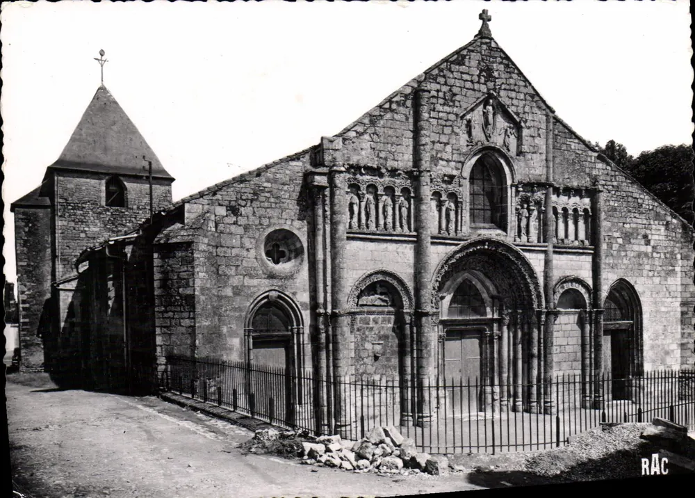 Ruffec — Igreja do século XII — Edições Artísticas Ruffec - Frente