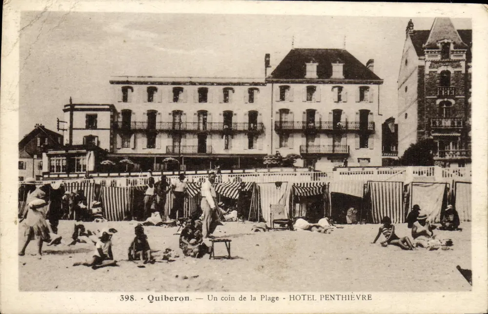Quiberon — Ein Stück der Strandpromenade — HOTEL PENTHIÈVRE - Vorderseite