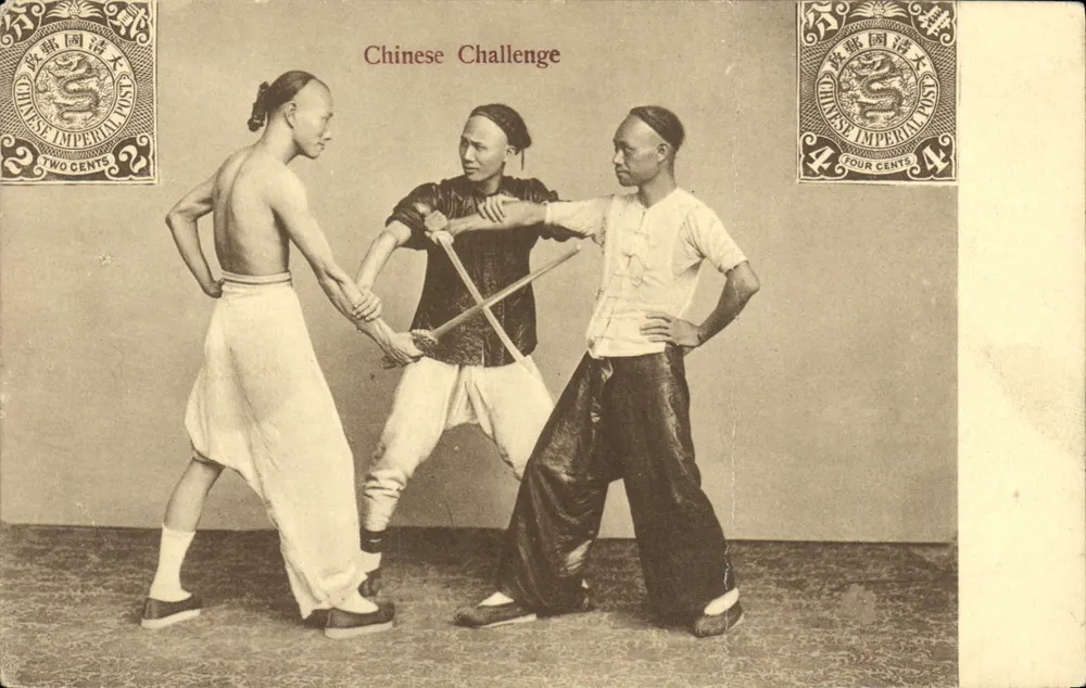 Trois hommes en scène — démonstration de combat chinois — éditeur : Chinese Imperial (timbres 2 et 4 cents) - Anverso