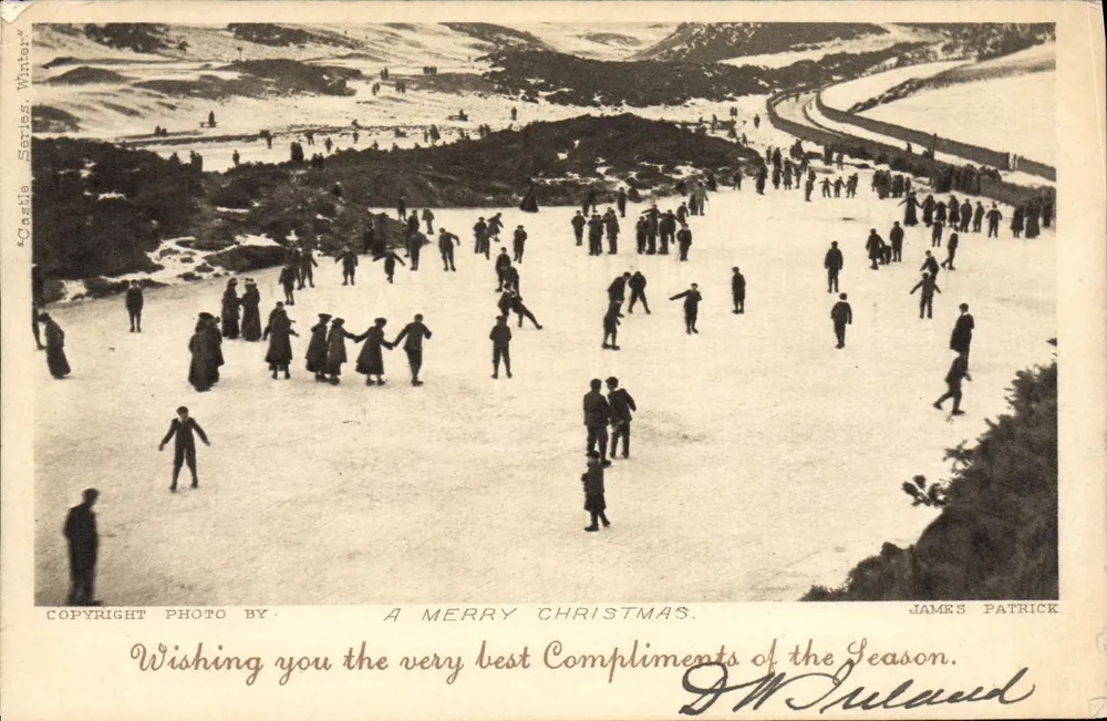 Skieurs sur une étendue glacée — vue panoramique hivernale — éditeur JAMES PATRICK, série 'Castle Series. Winter.' - Voorkant