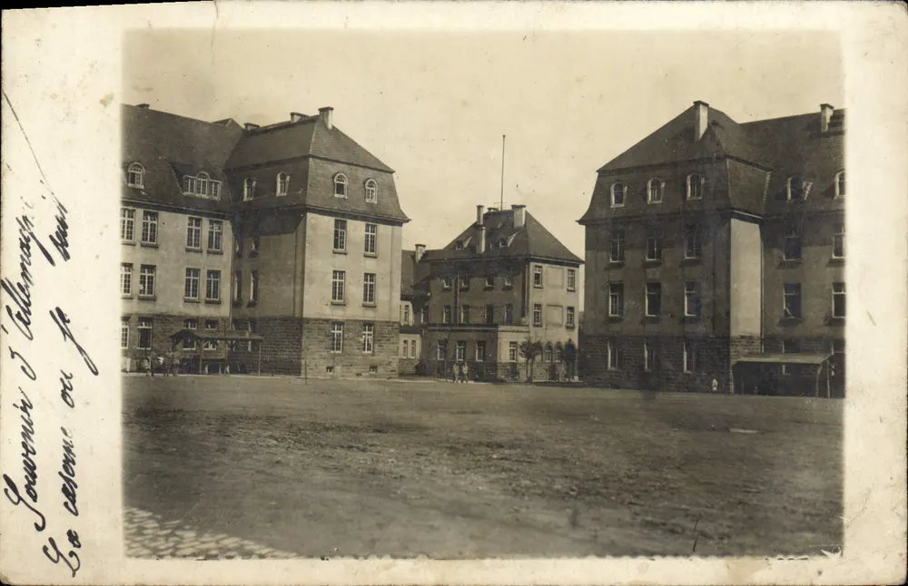 Plaza del mercado en Jourdan, Alemania — vista de edificios — datada alrededor de 1920 - Anverso