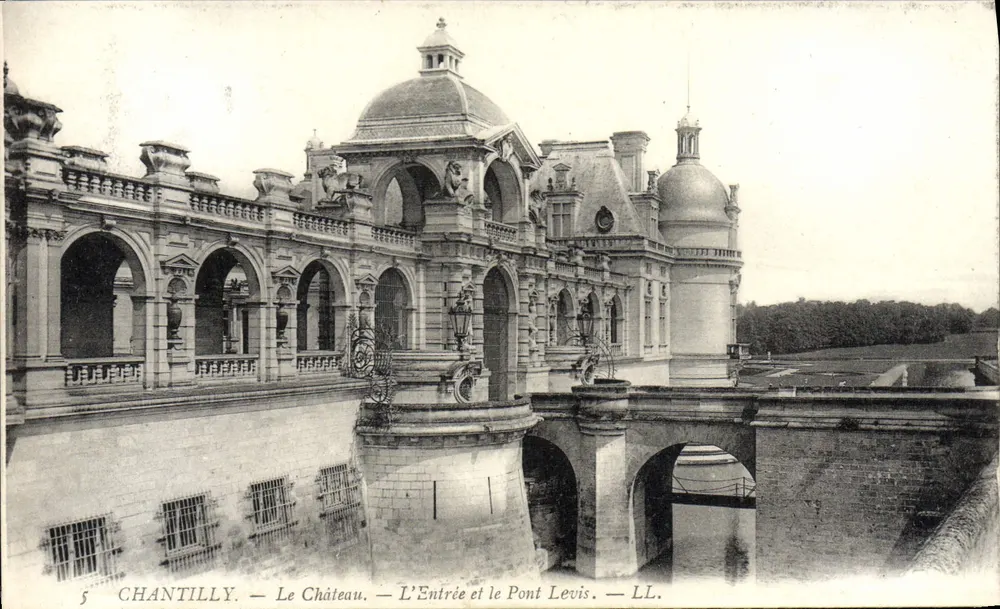 Chantilly — Schloss — Eingang und Zugbrücke — LL. - Vorderseite