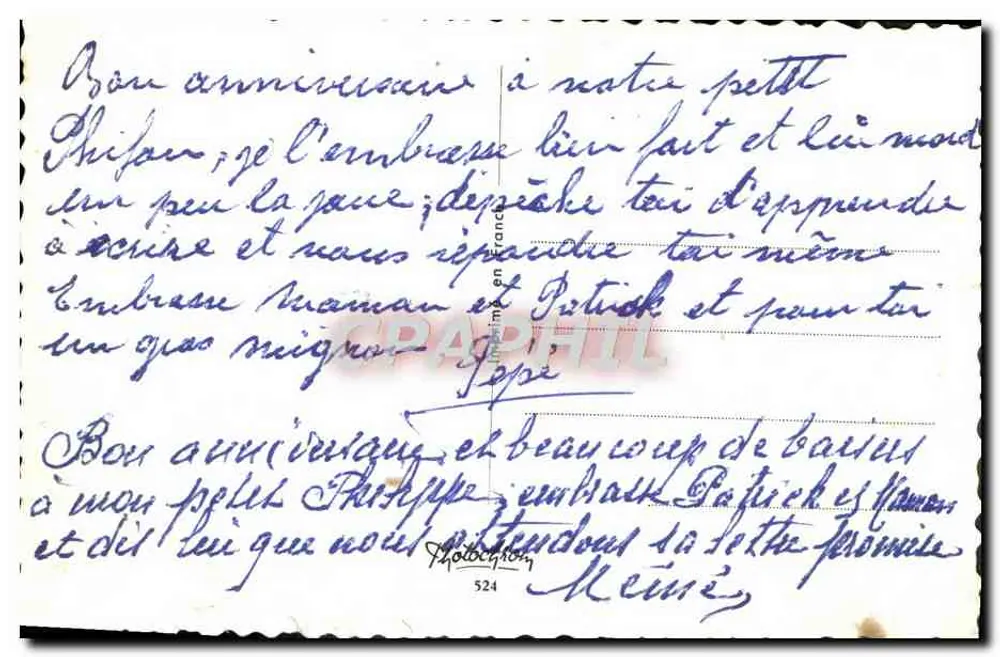 Criança com buquê de flores — Feliz Aniversário — editor não visível - Verso
