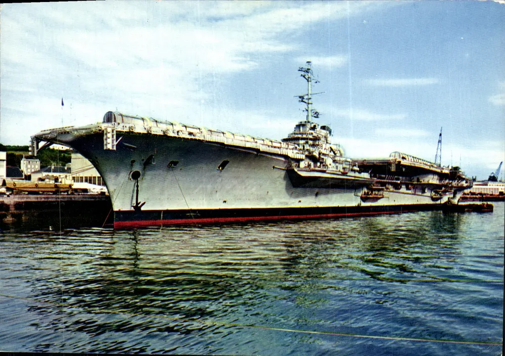 Brest (Nord-Finistère) — Porte-avions "Clemenceau" — Éditeur : Pierre Artaud et Dufée - Recto