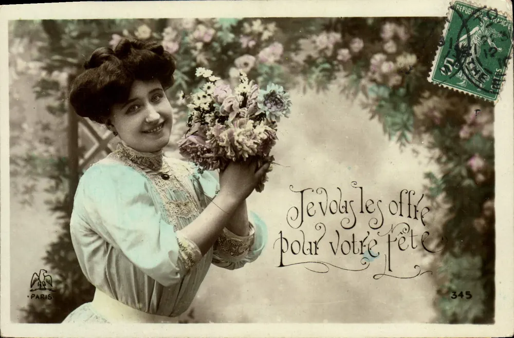 Lächelnde Frau mit Blumenbouquet — Paris — Verleger Paris, Nr. 345 - Vorderseite