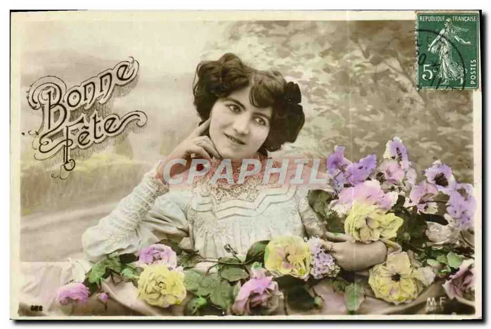 Jeune femme avec bouquet de fleurs — Bonne Fête imprimé en calligraphie — éditeur M.F. n° 882 - Vorderseite