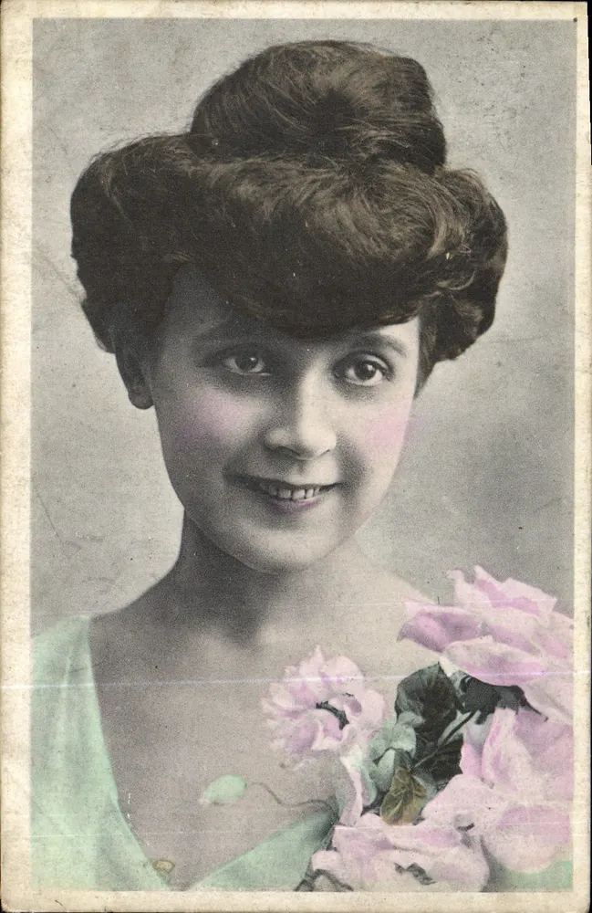 Lächelnde junge Frau — mit Rosenstrauß — D.&C. Berlin, Serie 2884 - Vorderseite