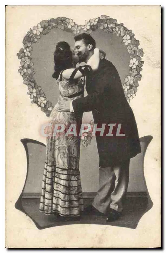 Couple enlacé — photo de studio — éditeur inconnu - Recto