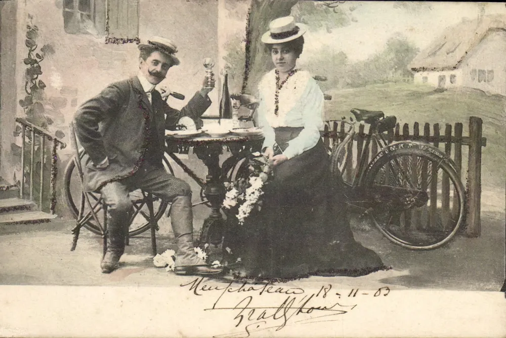Paar am Café — Garten-Szene mit Fahrrad — Verlag Neufchâteau, n°5 - Vorderseite