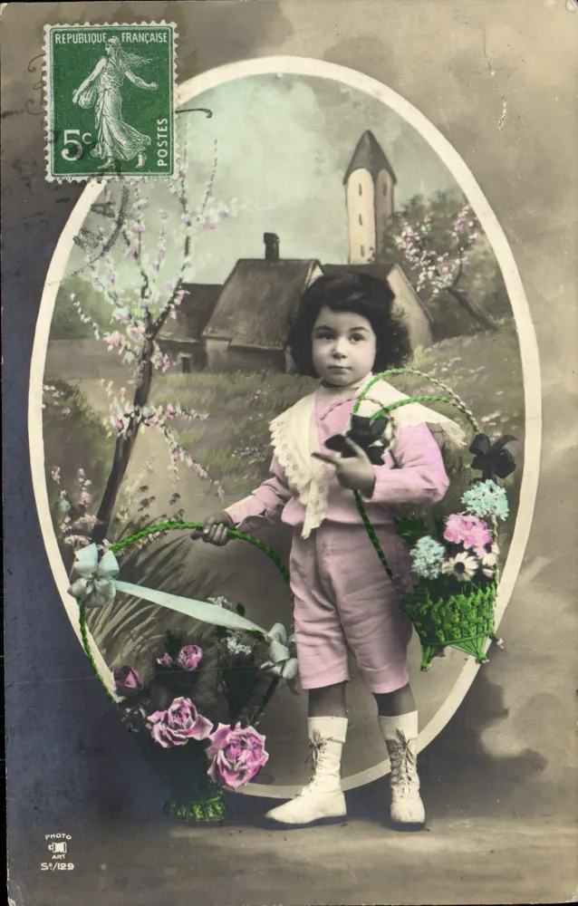 Menina com vestido rosa e cesta de flores — Foto S1/129 — República Francesa - Frente