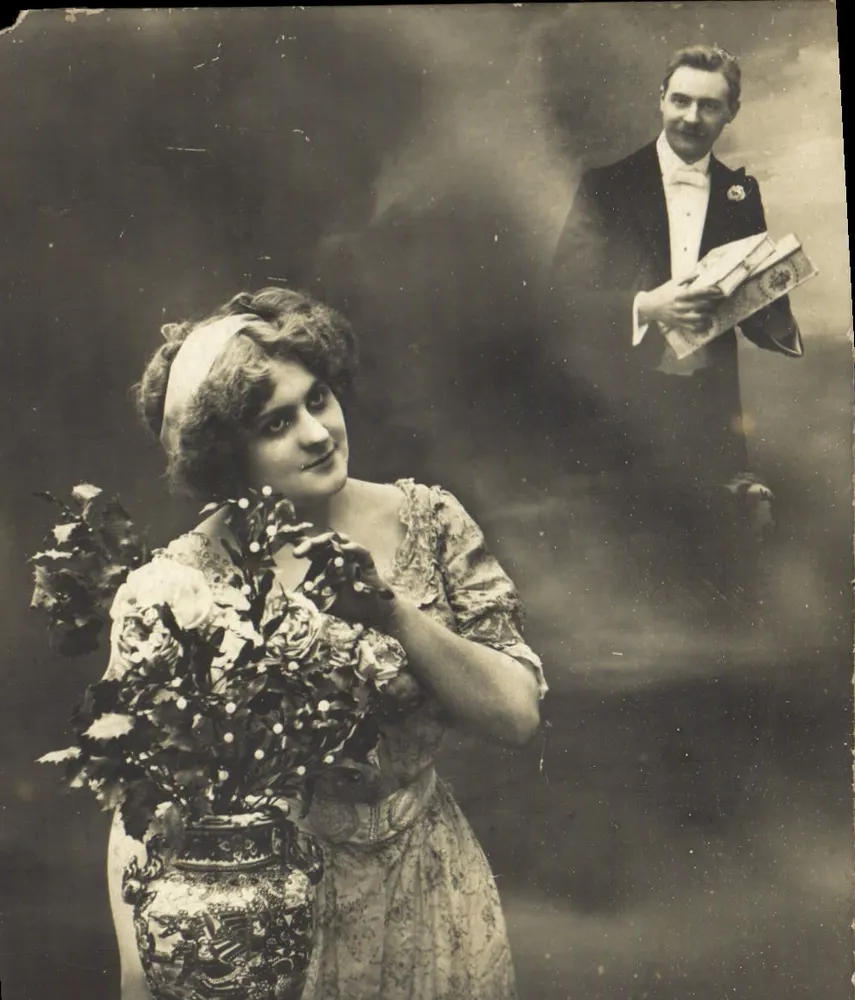 Frau mit Blumenvase — Mann im Anzug — Neujahrsgrußkarte 1913 - Vorderseite