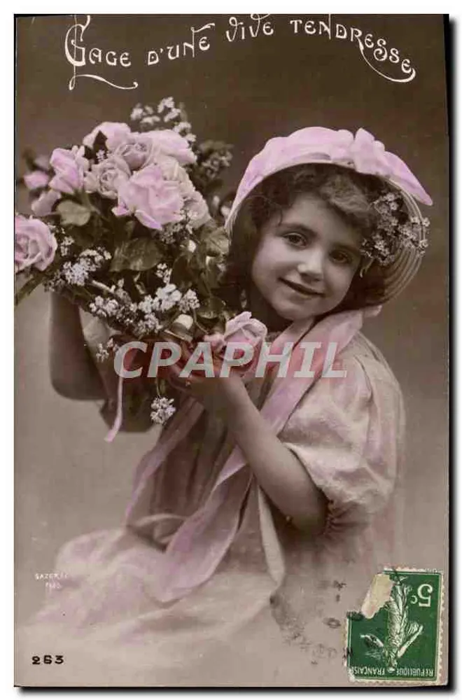 Menina com vestido e chapéu rosa segurando um buquê — Gage d'une vive tendresse — BAZERKI PARIS n°263 - Frente