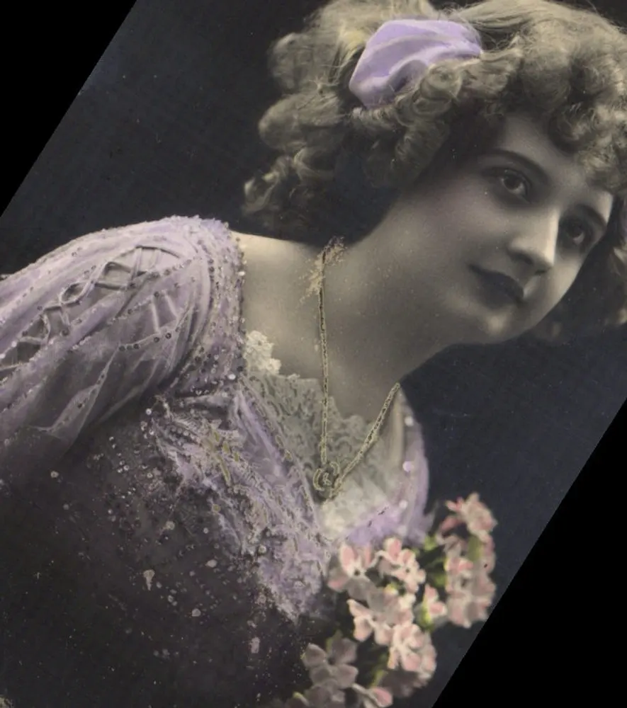 Jeune femme en robe lilas — portrait — éditeur non visible - Vorderseite