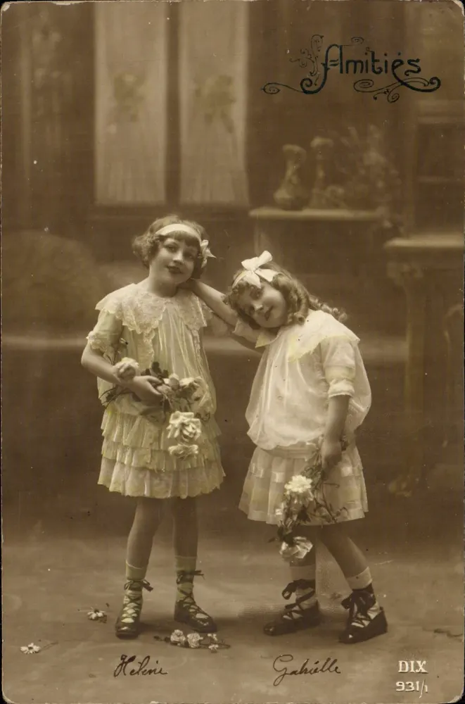 Zwei junge Mädchen — Hélène und Gabrielle — Verlag Amities, Serie DIX 931 - Vorderseite
