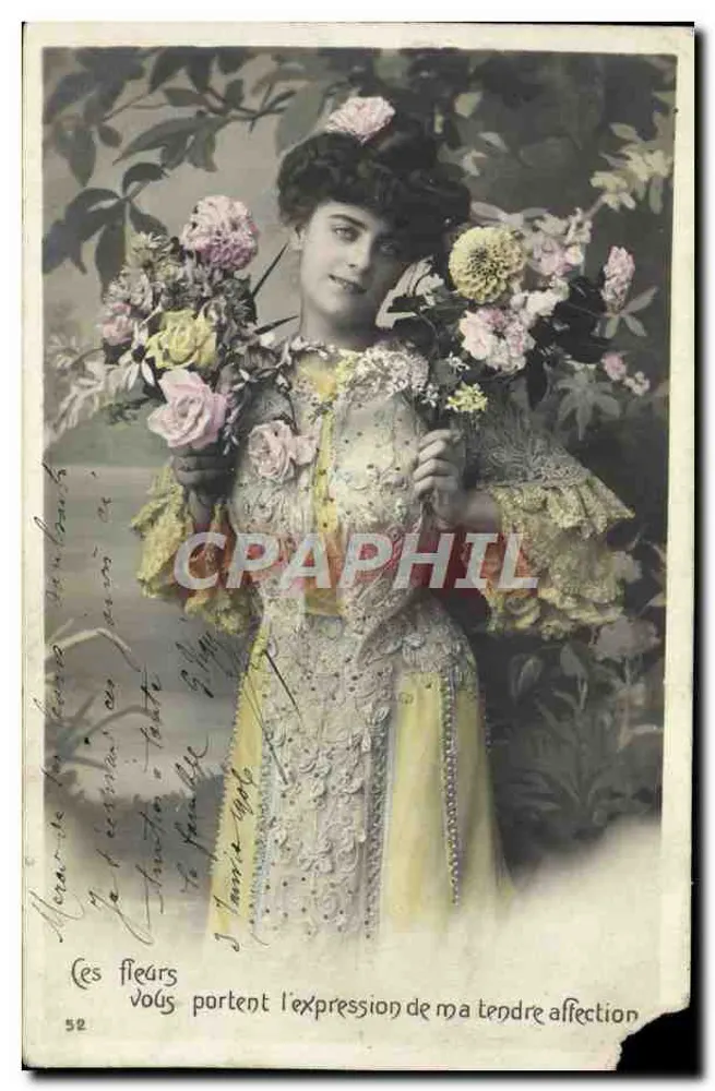 Jeune femme en robe brodée — tenant un grand bouquet de fleurs — éditeur anonyme, n° 52 - Vorderseite