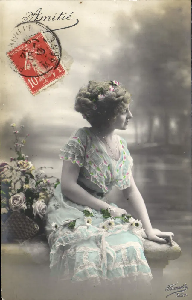 Junge Frau in einem blauen Kleid — floraler Dekor — Verlag Fauvollz, Nr. 1557 - Vorderseite
