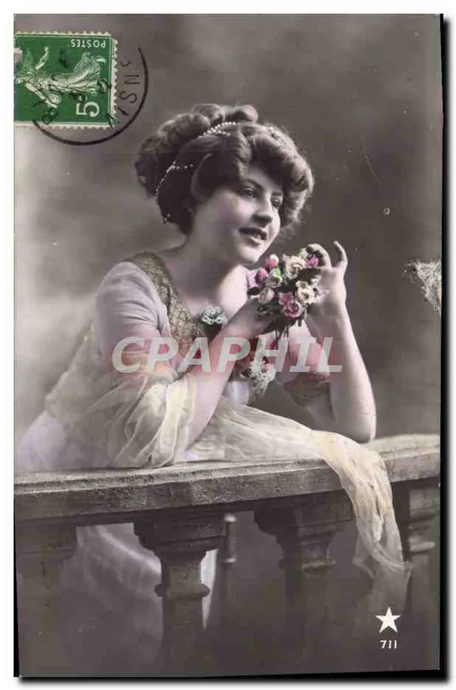 Jeune femme en robe légère — posant sur un balcon — éditeur '711' et n° de série 711 - Vorderseite