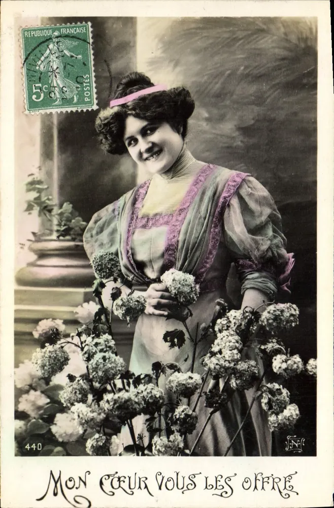 Frau in einem Rüschenkleid — Blumen-Geschenk — Verlag J.N. Nr. 440 - Vorderseite