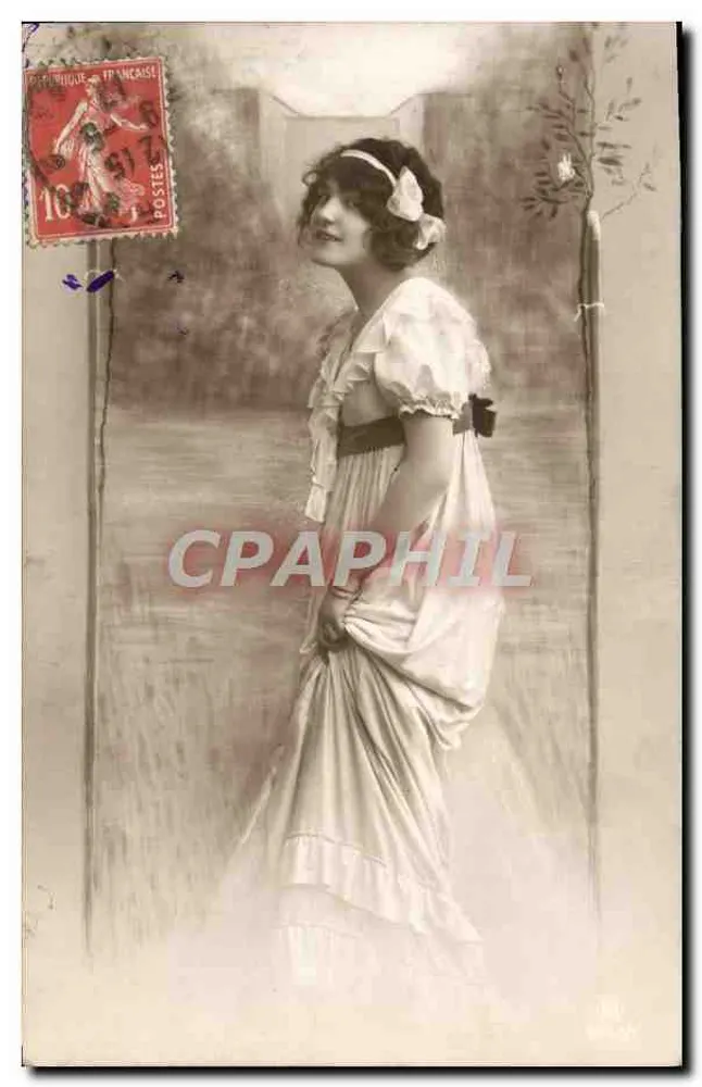 Junge Frau in weißem Kleid — Portraitstudio — Verleger nicht sichtbar - Vorderseite