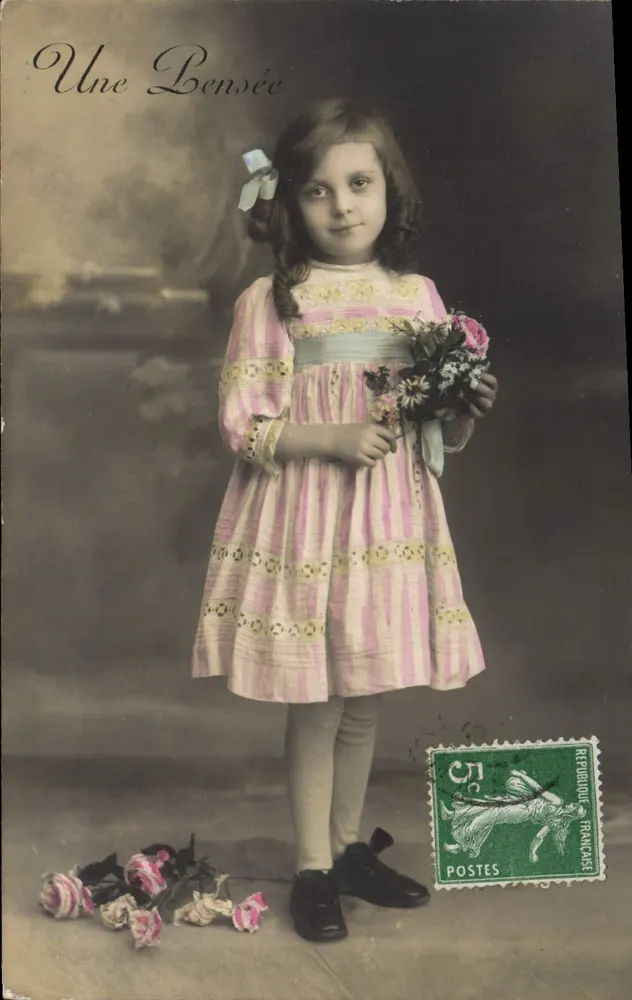Uma Bensée — retrato de uma menina vestindo um vestido rosa — editor desconhecido - Frente