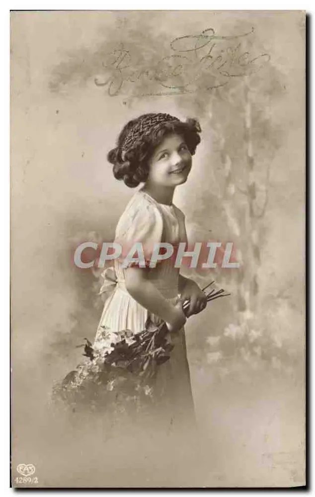 Menina sorridente segurando um buquê — Rose Titre — série 4289/2 - Frente