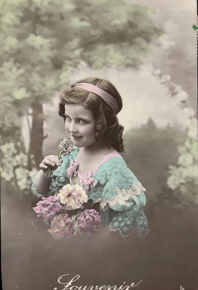 Menina com buquê — Souvenirs — Gougelet Rue, Ruinart de Bumont - Frente