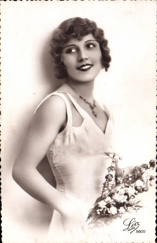 Junge Frau in weißem Kleid — mit Blumenstrauß — Verlag Léo, Paris, Nr. 5600 - Vorderseite