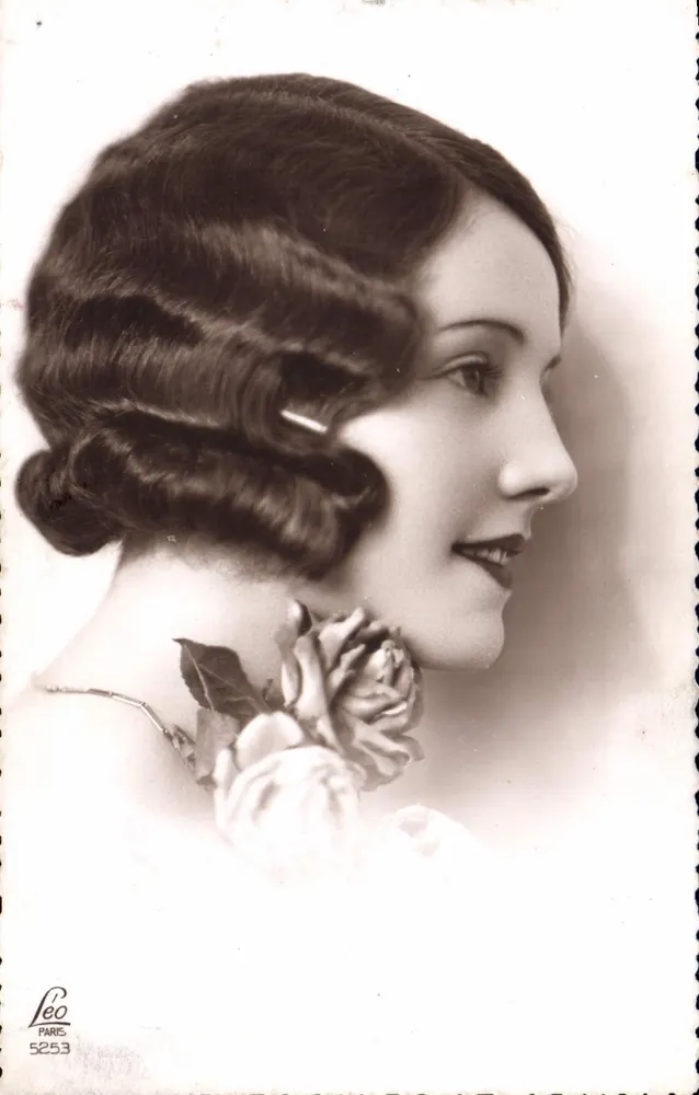 Junge Frau im Profil — Rose am Hals — Verlag Léo, Paris, n° 5253 - Vorderseite