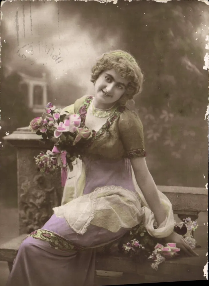 Jeune femme en robe colorée — assise sur un banc décoré — éditeur 'MADE IN FRANCE' (verso) - Vorderseite