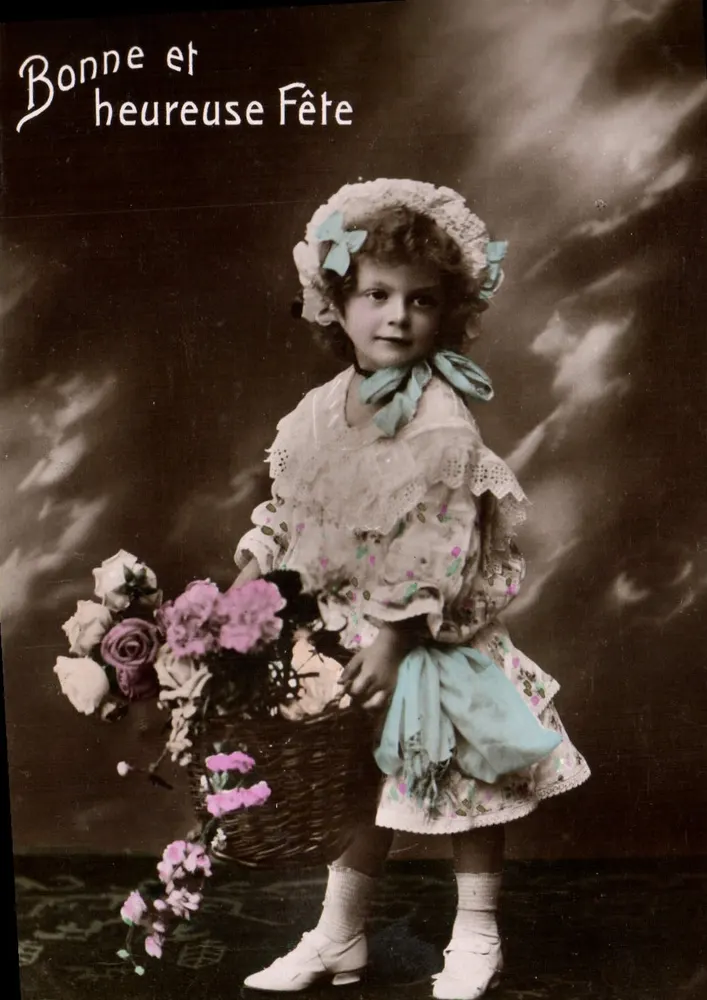Menina com vestido florido segurando um cesto de flores — Boa e feliz Festa — editor não visível - Frente