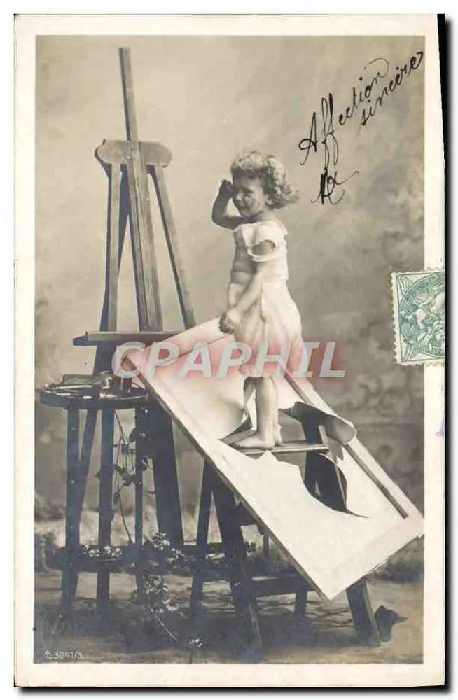 Kleine Mädchen, die auf einem Staffelbett spielt — Verlag C.3017/3 - Vorderseite